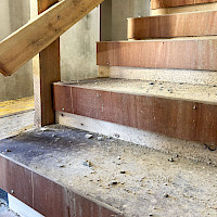 Portaisiin kertyy työmaalla paljon likaa ja roskaa