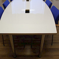 Kiilax tyylikäs työpöytä esim neuvottelutiloihin.